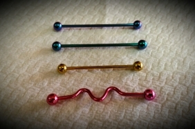 עגילים לאינדסטריאל טיטניום וציפוי זהב