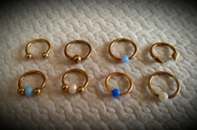 חישוקי טיטניום בציפוי זהב עם פנינה ואופל