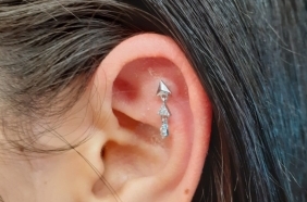 פלאט פירסינג זהב לבן עם תליון